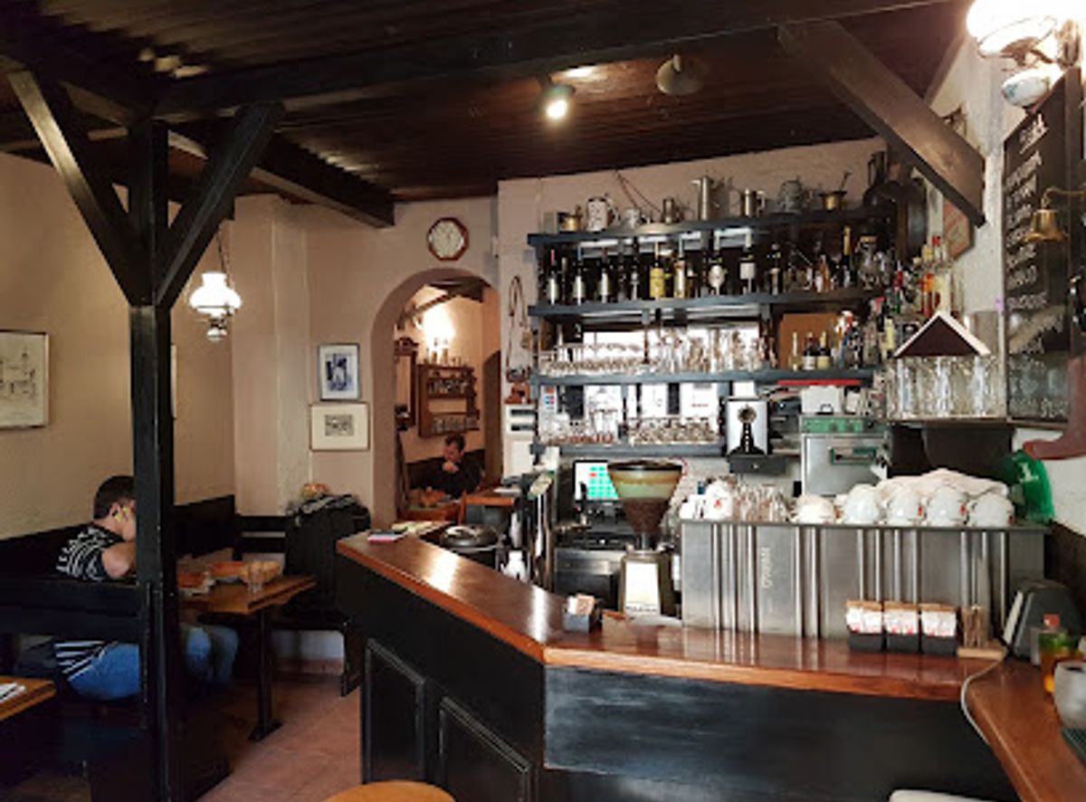 Šank i interijer pizzerije Vagabund s drvenim gredama
